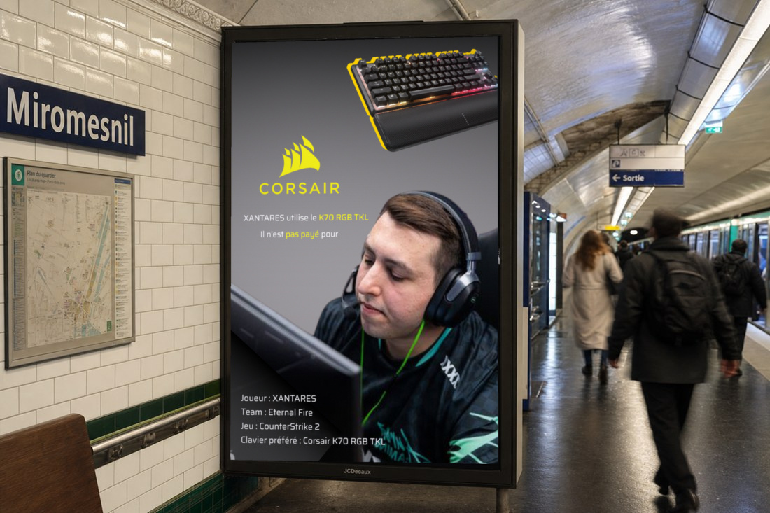 Panneau 2m² CORSAIR sur un quai de métro parisien